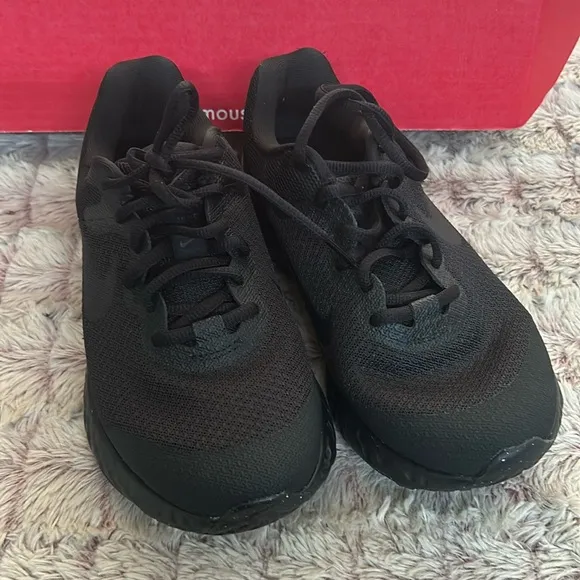 All Black Nike sneakers size 4.5