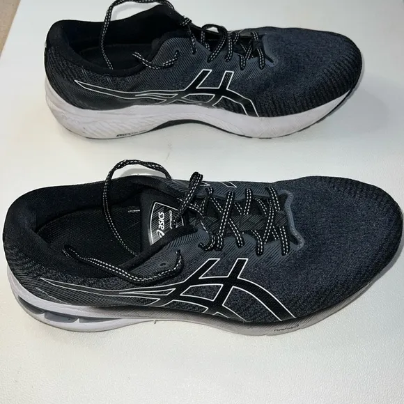 ASICS Men's GT-2000 10.5 Athletic Sneakers Gray/White.
