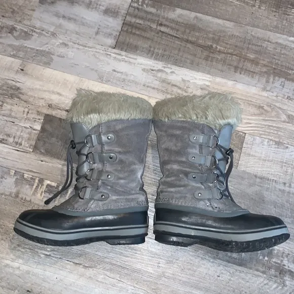 Big kids Sorel size 3 gray and black fur trimmed winter boots