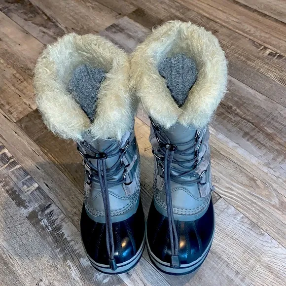 Big kids Sorel size 3 gray and black fur trimmed winter boots