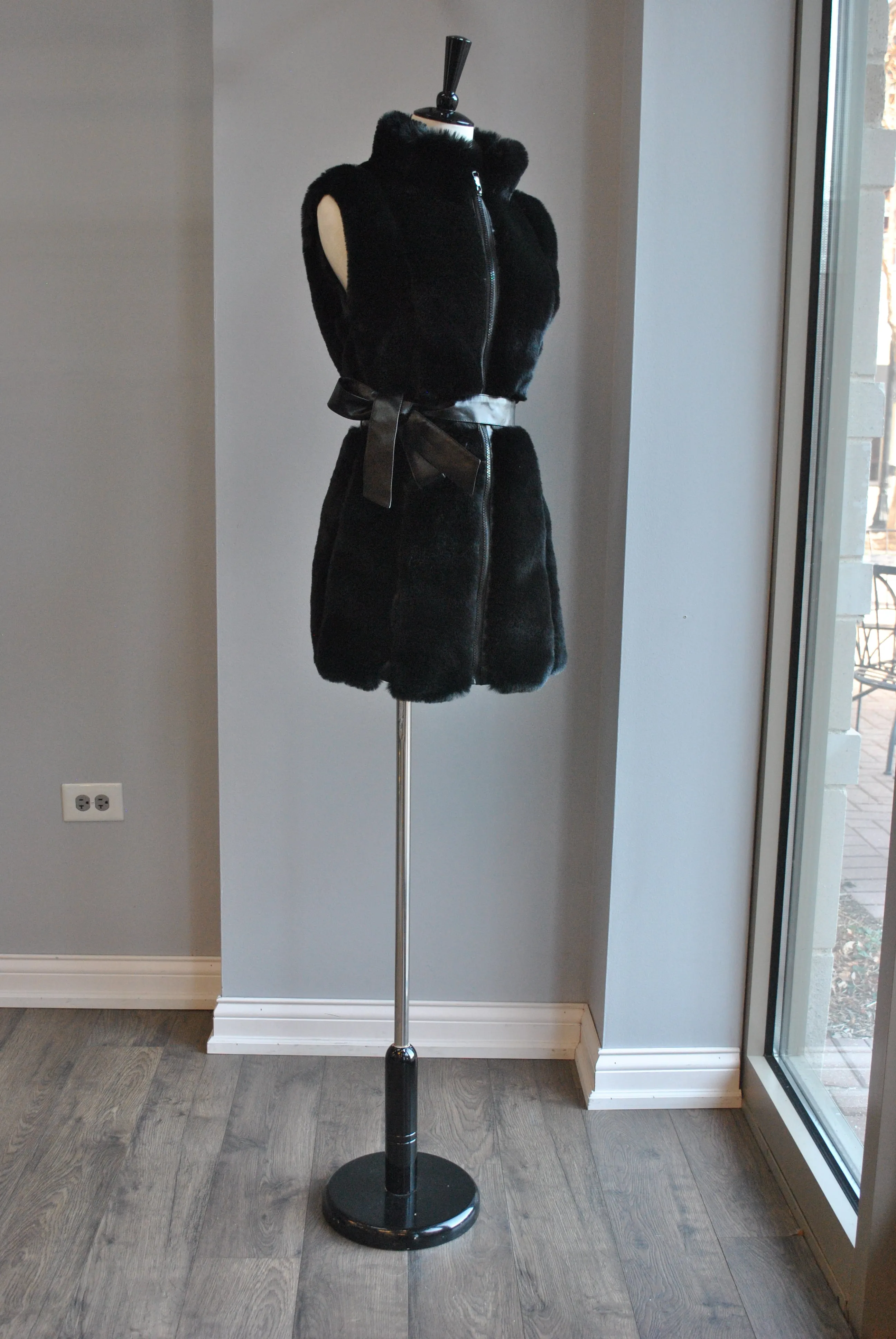 BLACK FAUX FUR VEST WITH A BELT