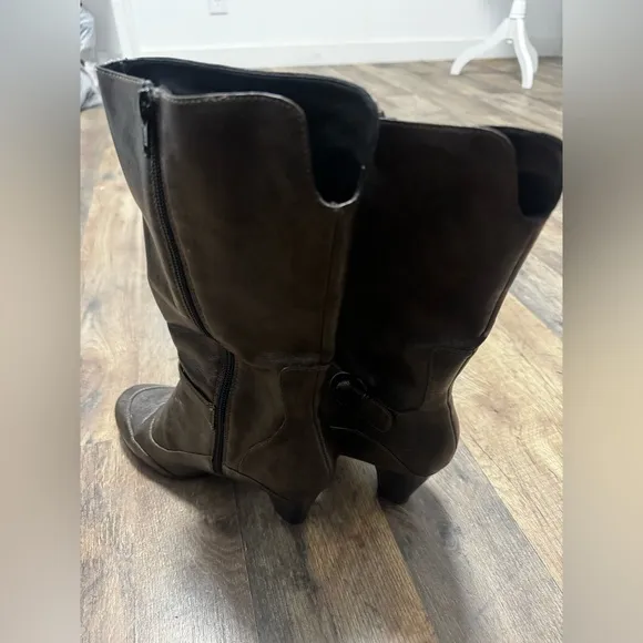 B.O.C Boots Brown Color Pre Own, in Very Good Condition Size 8