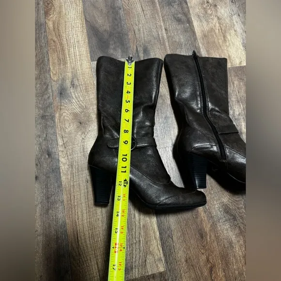B.O.C Boots Brown Color Pre Own, in Very Good Condition Size 8