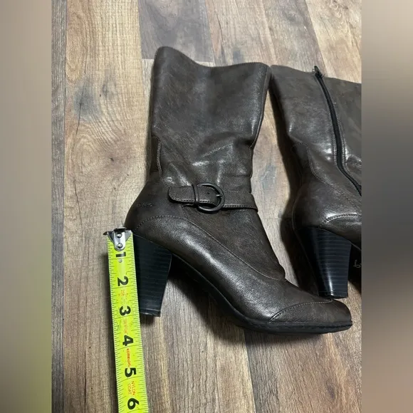 B.O.C Boots Brown Color Pre Own, in Very Good Condition Size 8
