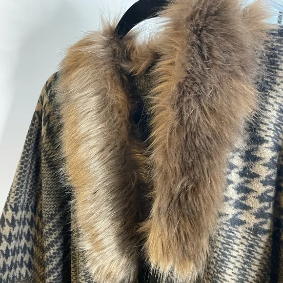 Cape with faux fur