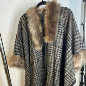 Cape with faux fur