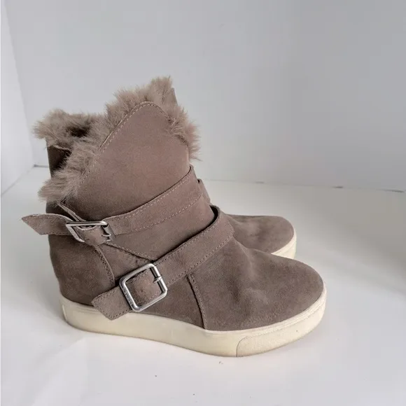J/Slides Wells Suede Faux Fur Trim High Top Sneaker (Women). Size 7