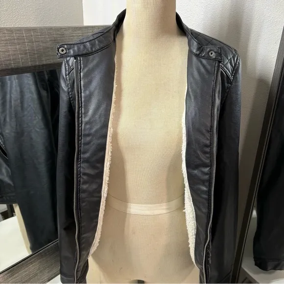 Miss selfie woman’s faux leather  jackett with faux fur lining size large