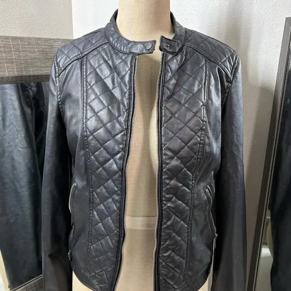 Miss selfie woman’s faux leather  jackett with faux fur lining size large
