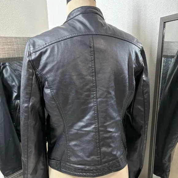Miss selfie woman’s faux leather  jackett with faux fur lining size large