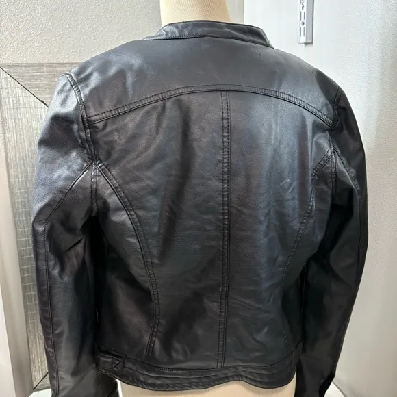 Miss selfie woman’s faux leather  jackett with faux fur lining size large