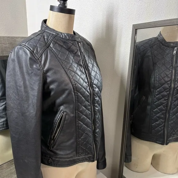 Miss selfie woman’s faux leather  jackett with faux fur lining size large