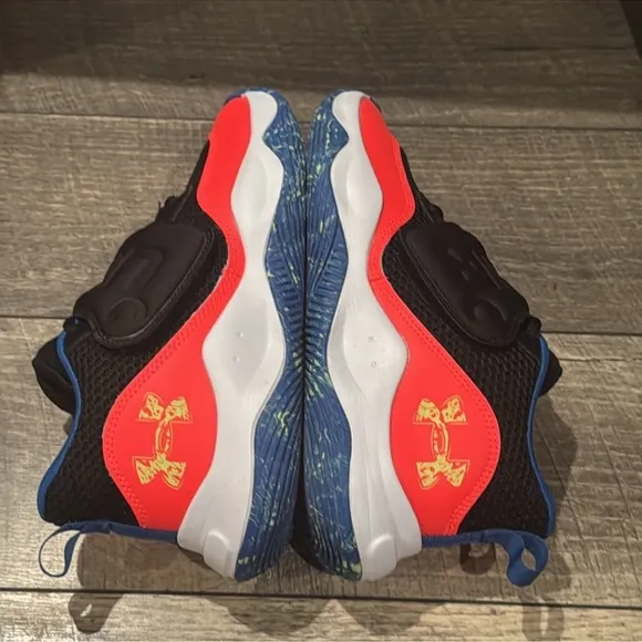 New authentic Under Armour boys signature sneakers sz 6 display