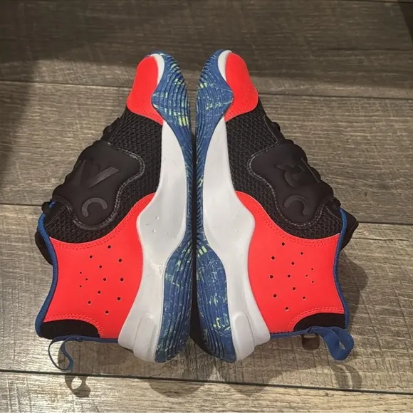 New authentic Under Armour boys signature sneakers sz 6 display