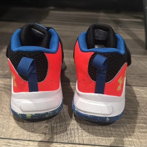New authentic Under Armour boys signature sneakers sz 6 display