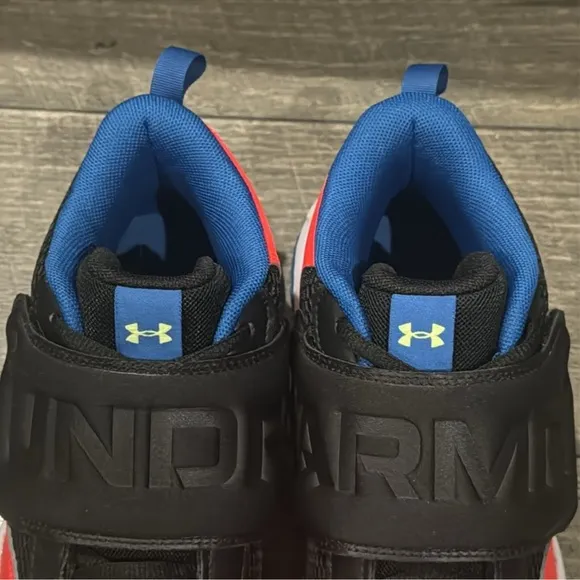 New authentic Under Armour boys signature sneakers sz 6 display