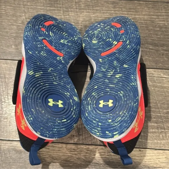 New authentic Under Armour boys signature sneakers sz 6 display