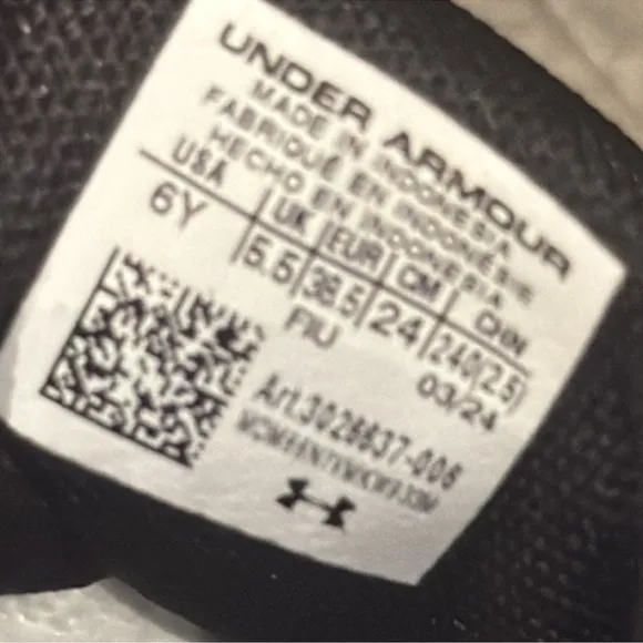 New authentic Under Armour boys signature sneakers sz 6 display