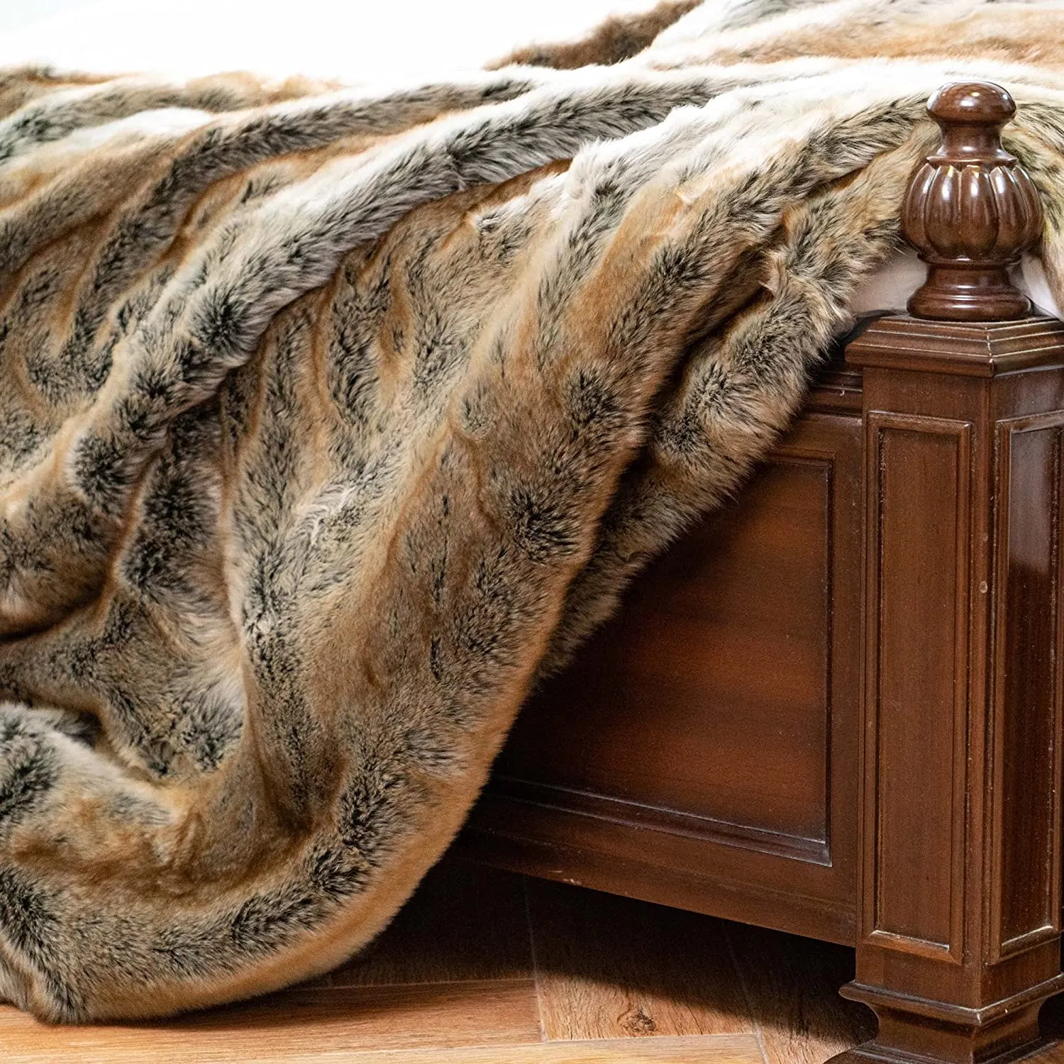 New BATTILO HOME Luxury Faux Fur Blanket Large 50 x60 Inches Super Soft Throw Blanket! Reversible to Plush Velvet! Nice packaging for Gift Giving! Retails $105 
