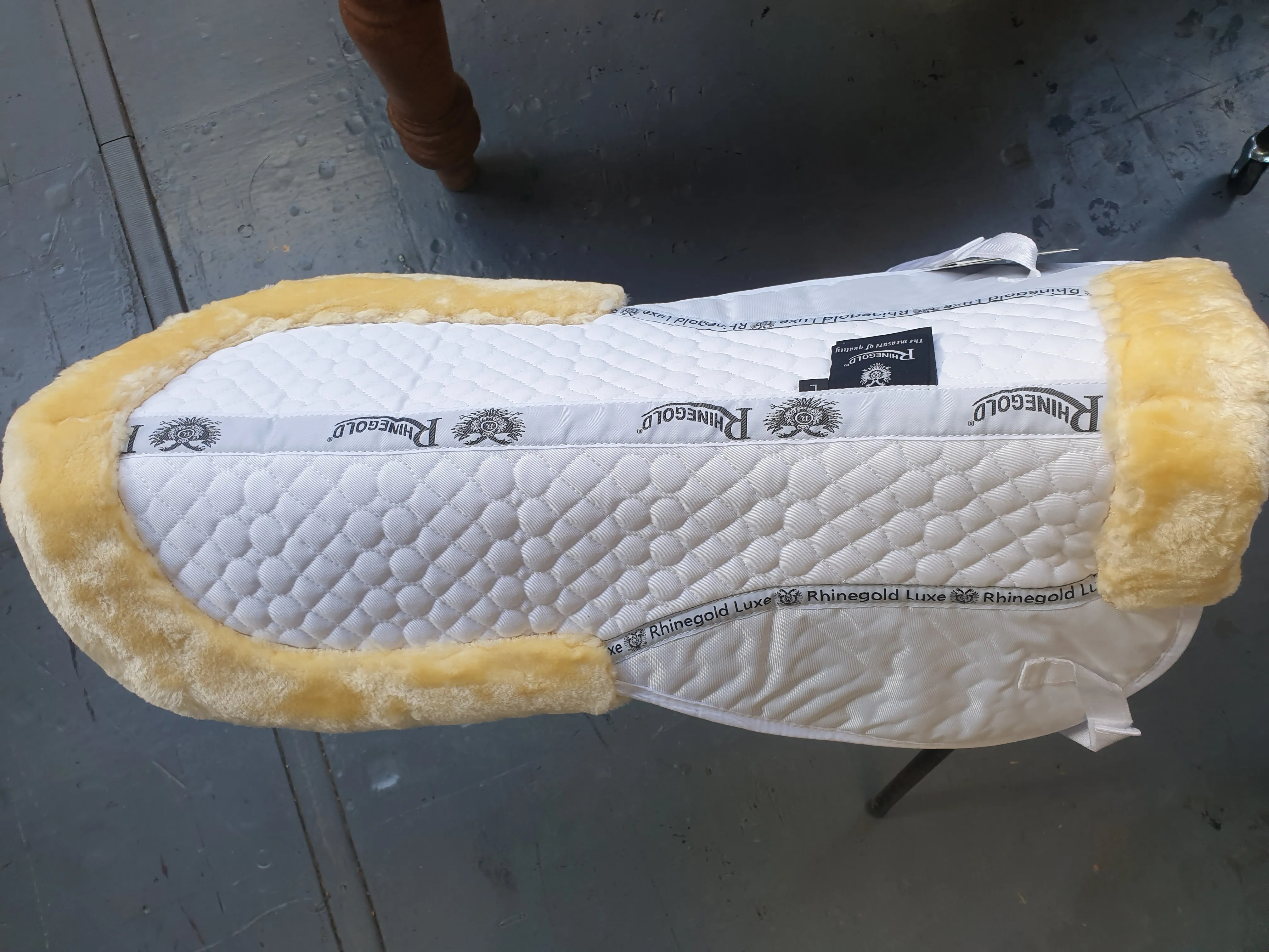 NEW rhinegold luxe fur saddle half pad, sizes pony and full, white and natural FREE POSTAGE 🟢