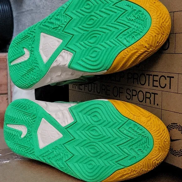 NIB Kyrie 8 GO SE (GS) Sneakers