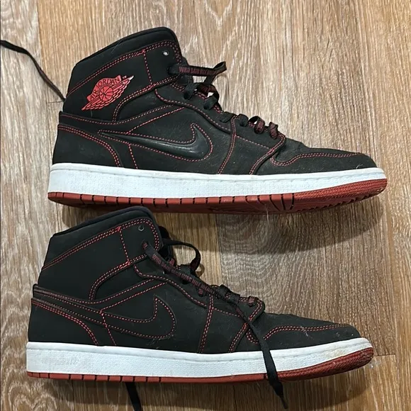 Nike AIR JORDAN Black and Red High-Top Sneakers men’s 10.5 EUC