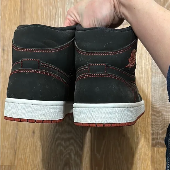 Nike AIR JORDAN Black and Red High-Top Sneakers men’s 10.5 EUC