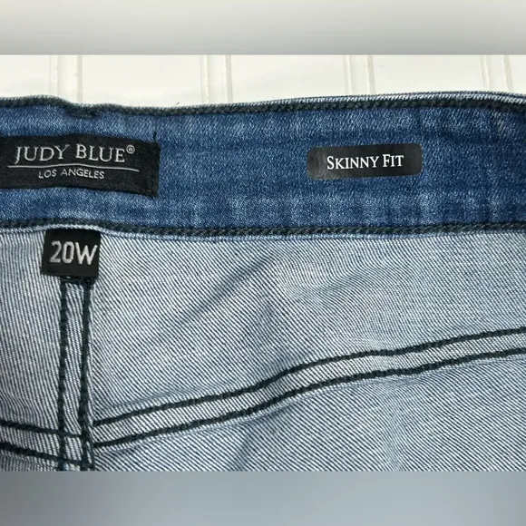 NWT Medium Wash Mid Rise Destroyed Skinny Jeans size 20W