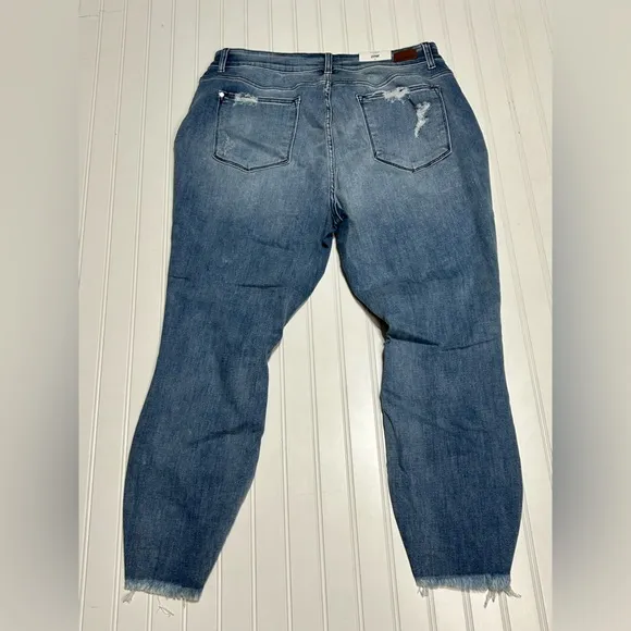 NWT Medium Wash Mid Rise Destroyed Skinny Jeans size 20W