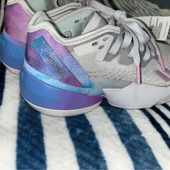 Size 4 US basketball sneakers for kids. Never worn. Without box.