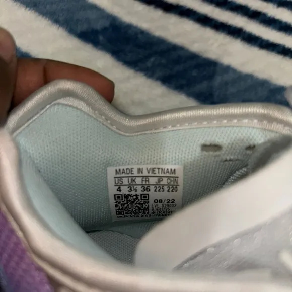 Size 4 US basketball sneakers for kids. Never worn. Without box.