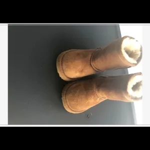 Size 8 toddler ugg boots