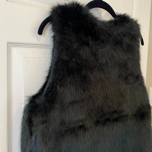 Skies are Blue Faux Fur Black Vest NWT Size Medium