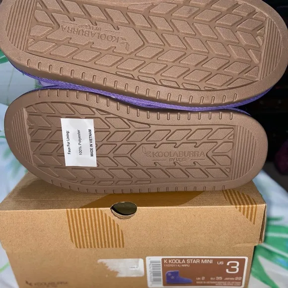 Super cute UGG boots size (3)